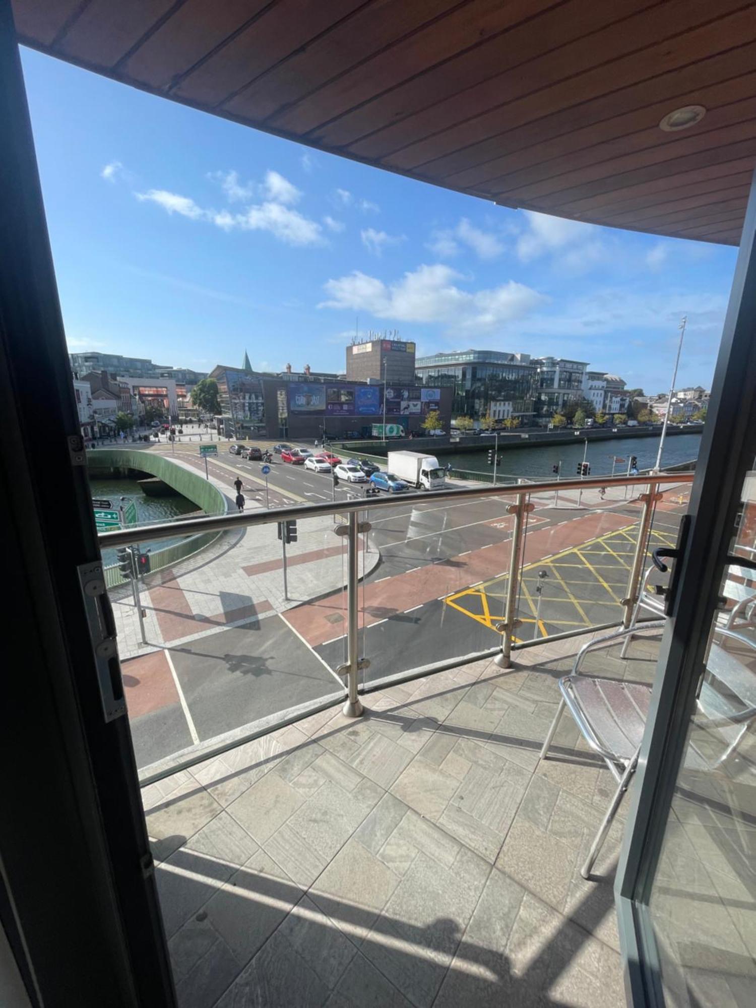 Fabulous And Sunny 2 Bed Apartment, In City Centre Cork Eksteriør billede